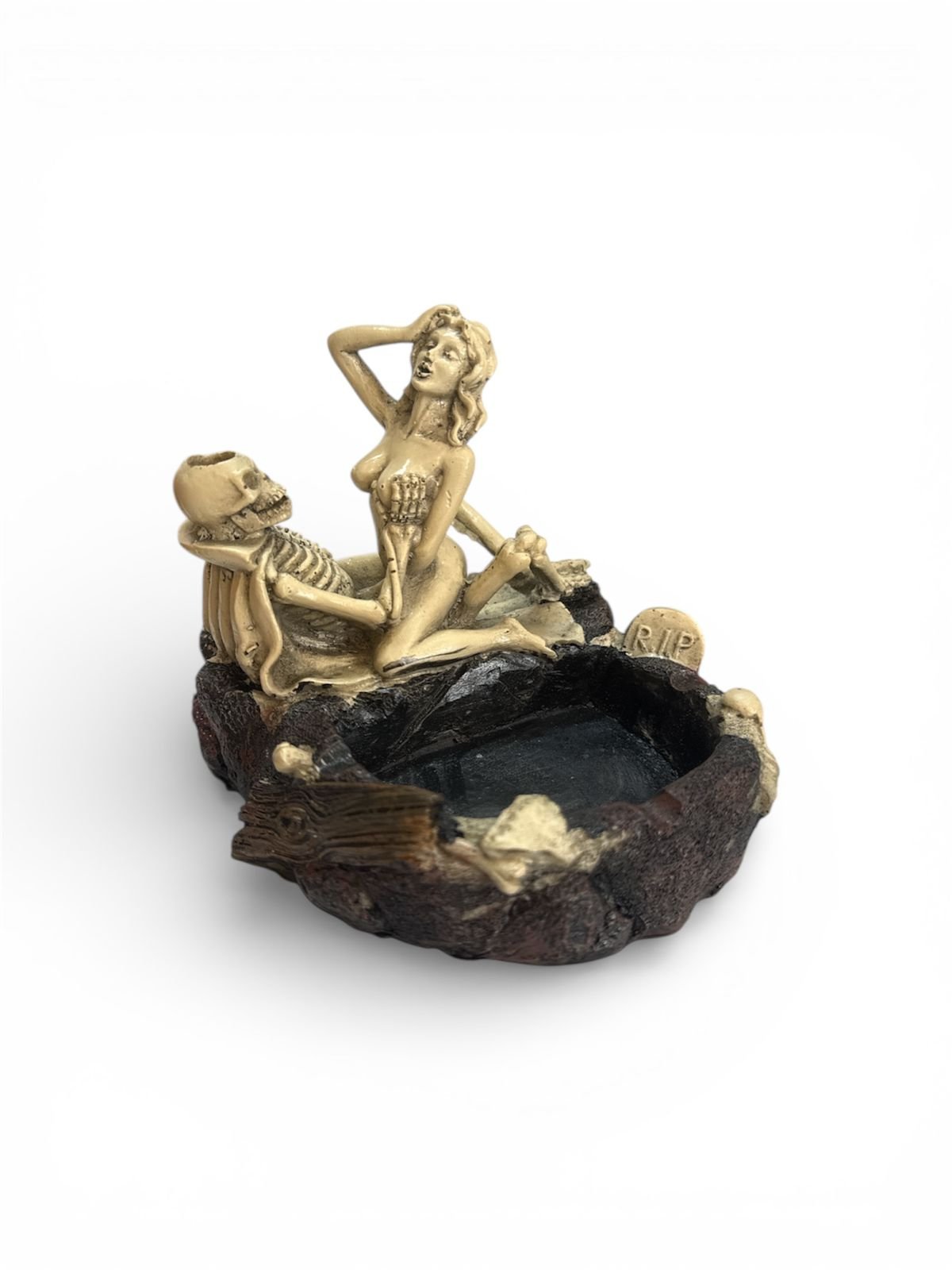 Cenicero erótico de resina con diseño de mujer y calavera sobre fondo blanco.