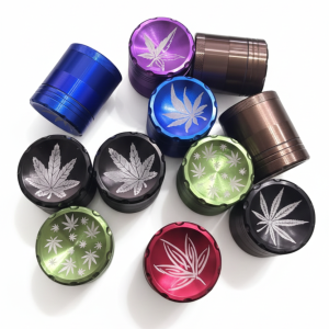 GRINDER METALICO TAPA CONCAVA MOTIVO HOJAS COLORES VARIOS 4 PIEZAS