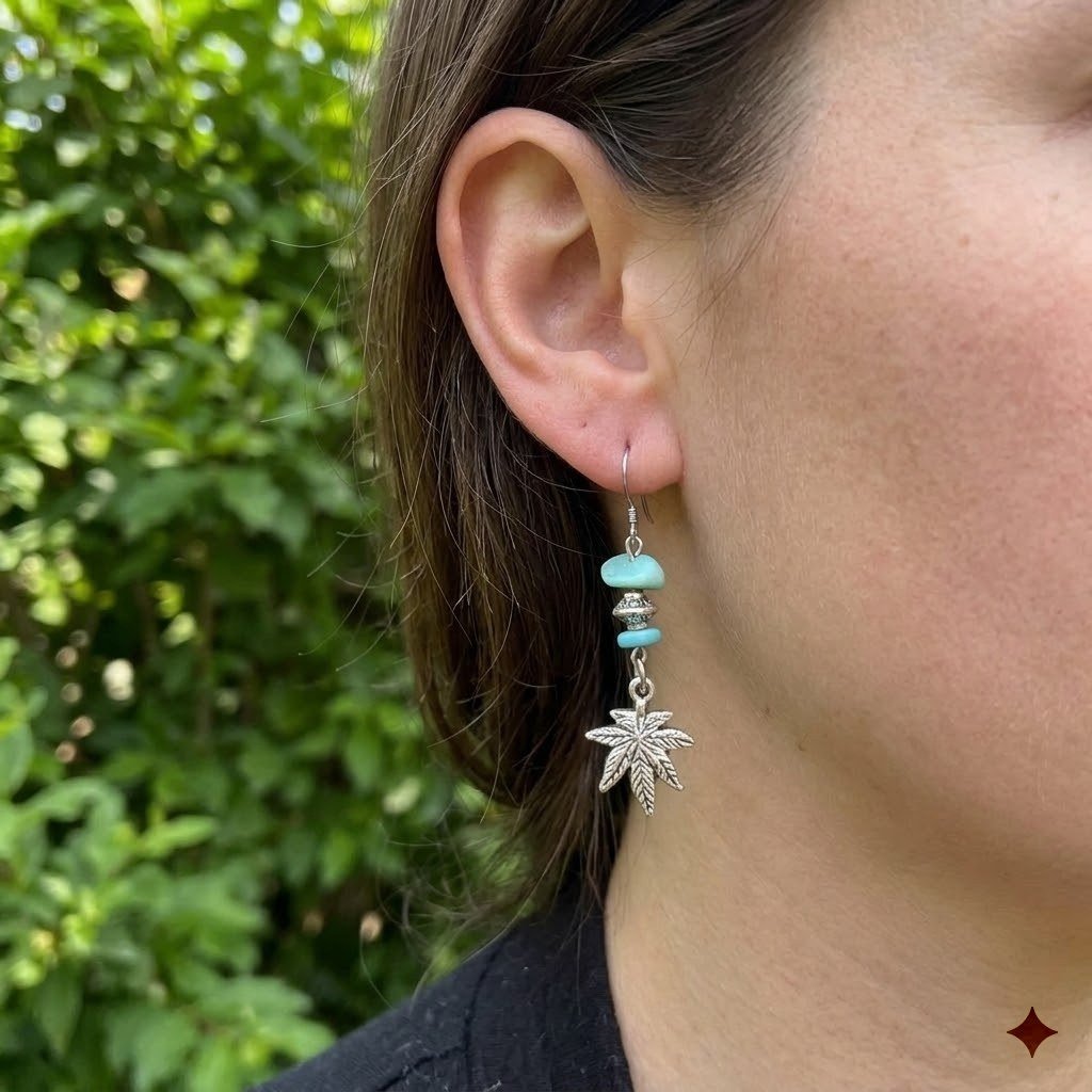 Aretes plata 925 turquesa: aretes de piedras turquesa y hoja plateada en una escena de luz natural