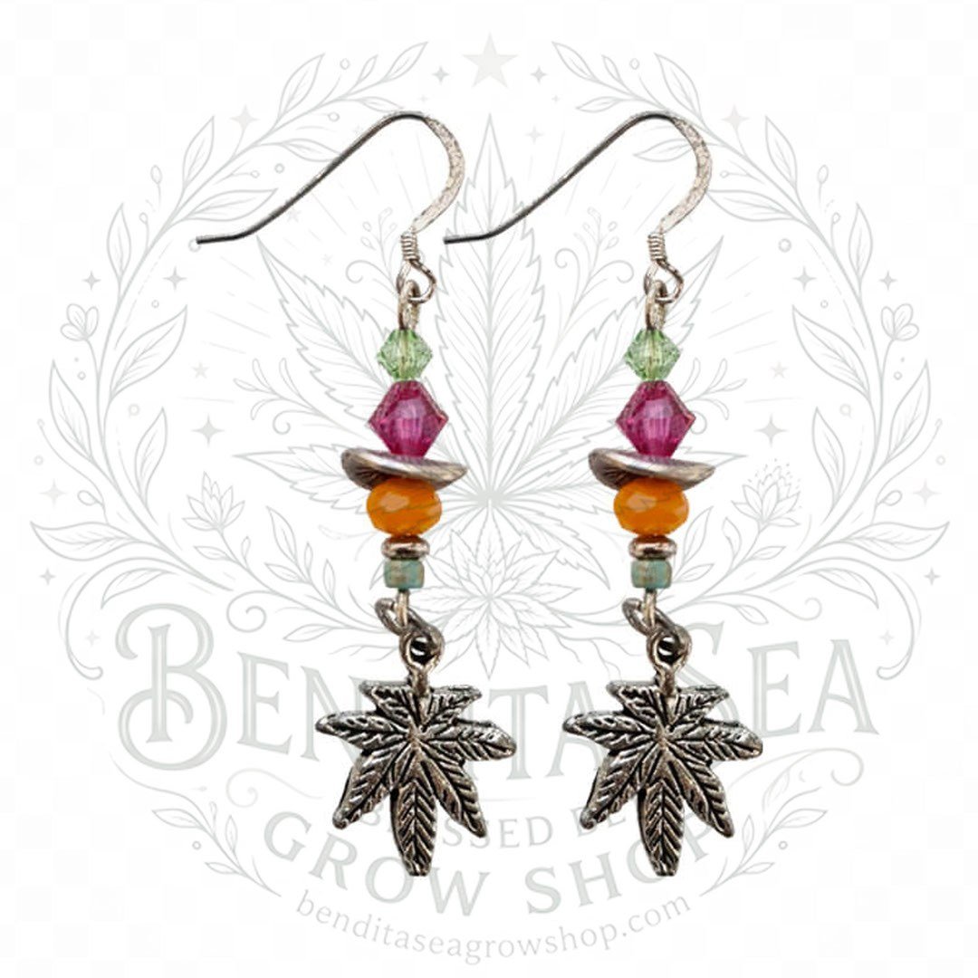 Aretes swarovski fucsia: aretes de cristales fucsia y verde con la marca de agua de Bendita Sea