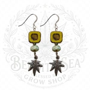 Aretes vidrio checo verde: aretes de vidrio checo verde con la marca de agua de Bendita Sea