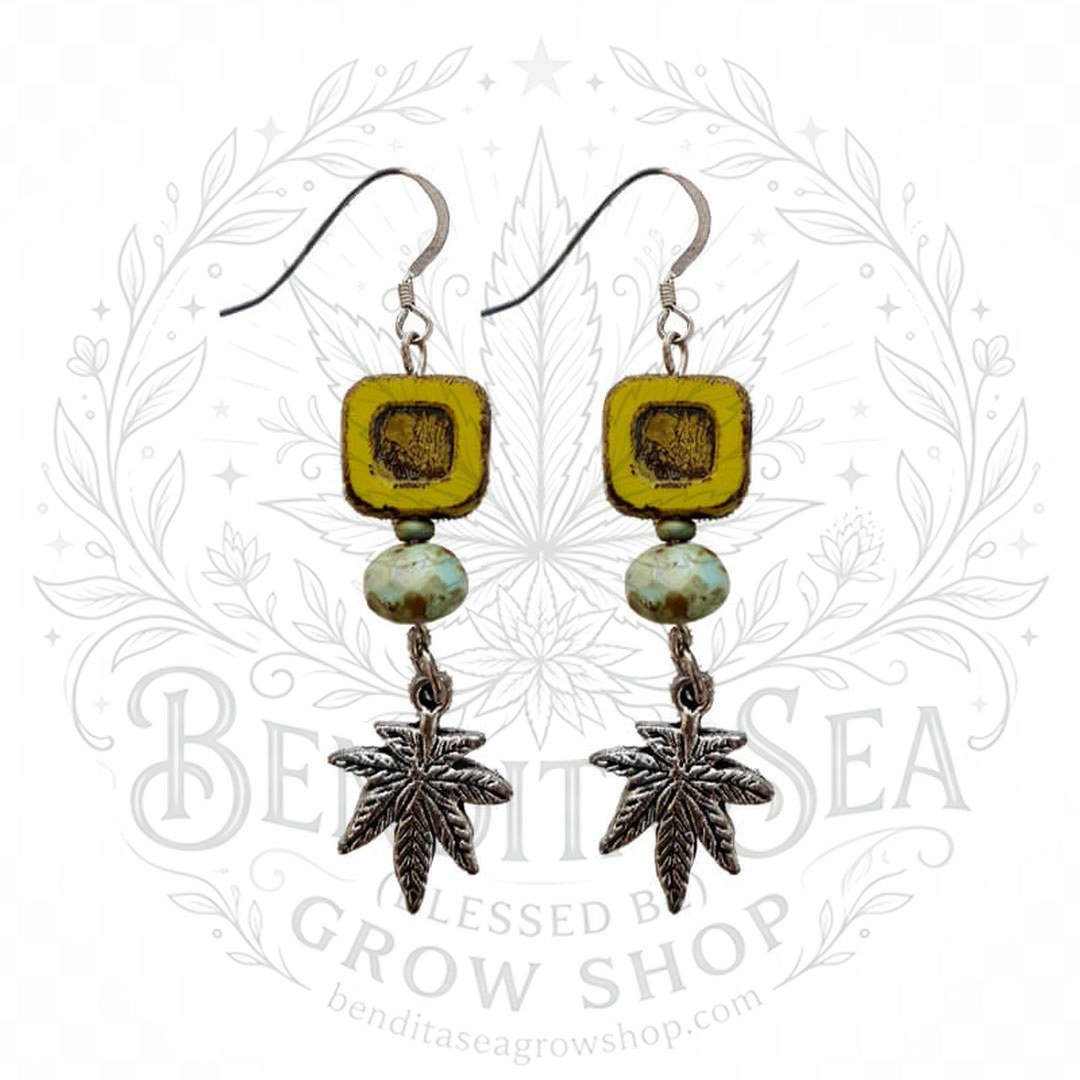 Aretes vidrio checo verde: aretes de vidrio checo verde con la marca de agua de Bendita Sea