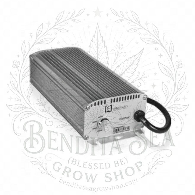Balastro electrónico regulable de aluminio con cable de salida sobre fondo blanco