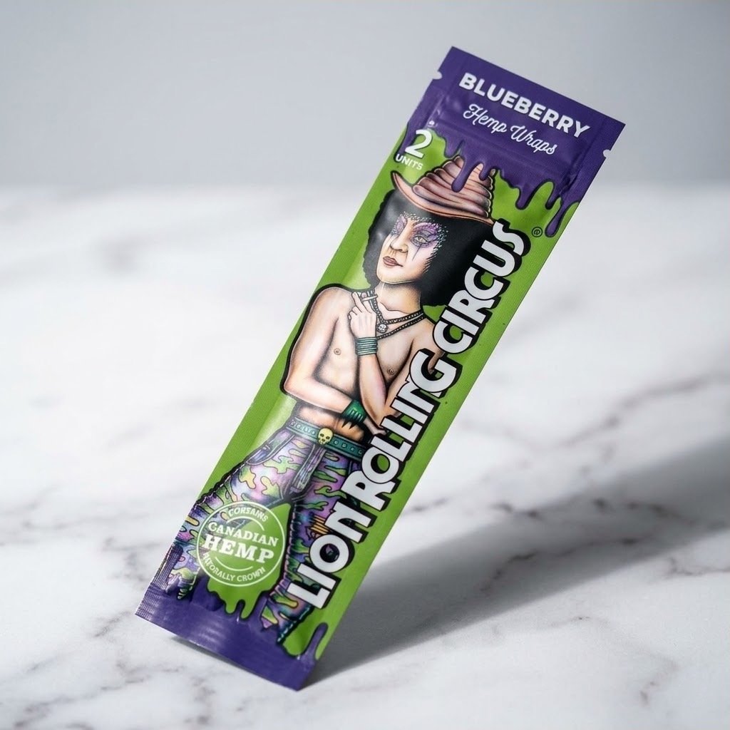 Blunt Wrap Lion Rolling Circus Blueberry sobre una superficie de mármol blanco