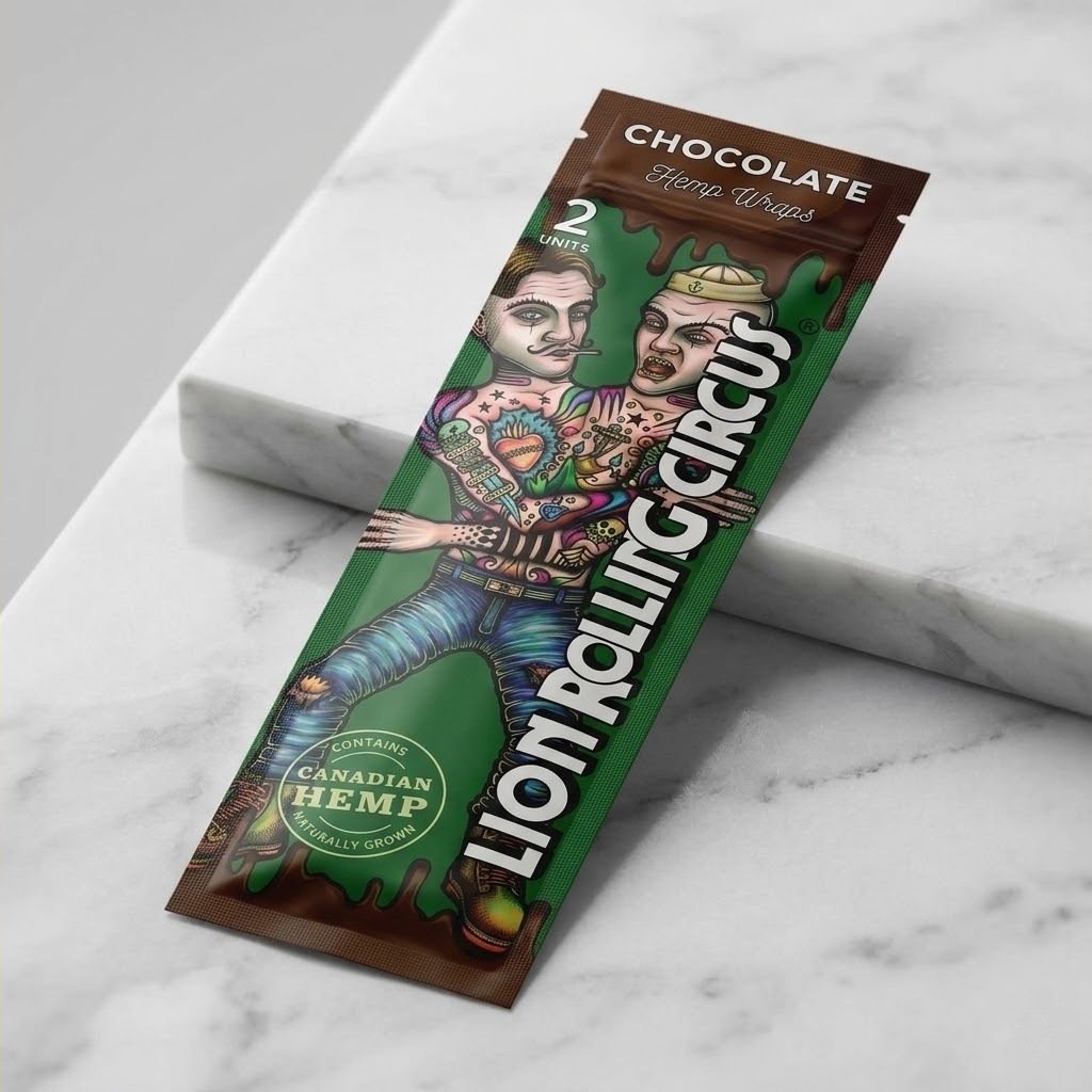 Blunt Wrap Lion Rolling Circus Chocolate sobre una superficie de mármol blanco