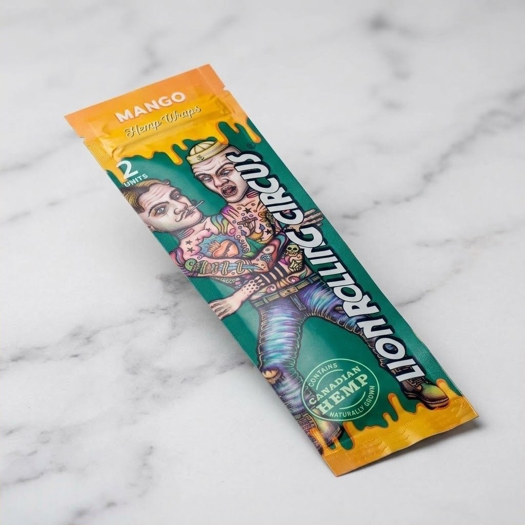 Blunt Wrap Lion Rolling Circus Mango sobre una superficie de mármol blanco