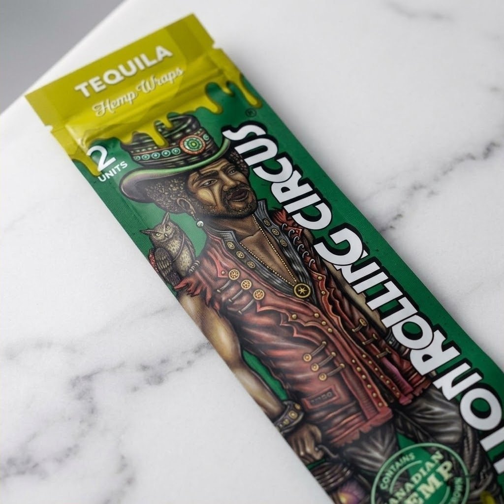 Blunt Wrap Lion Rolling Circus Tequilla en primer plano sobre mármol blanco