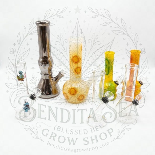 Bong en Vidrio: bongs de vidrio de varios modelos, sobre fondo blanco