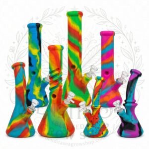 Bongs Silicona: bongs de silicona de colores en modelos surtidos, sobre fondo blanco