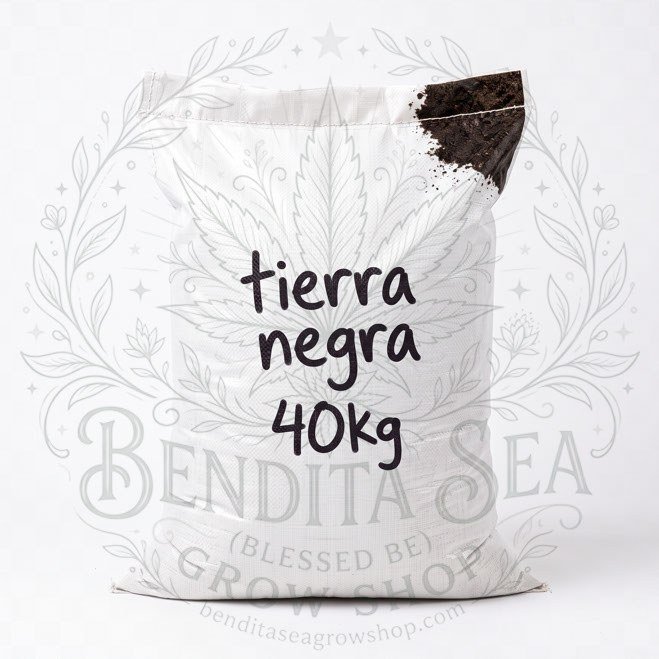 Bulto de tierra negra de 40 kg en saco blanco, vista de frente