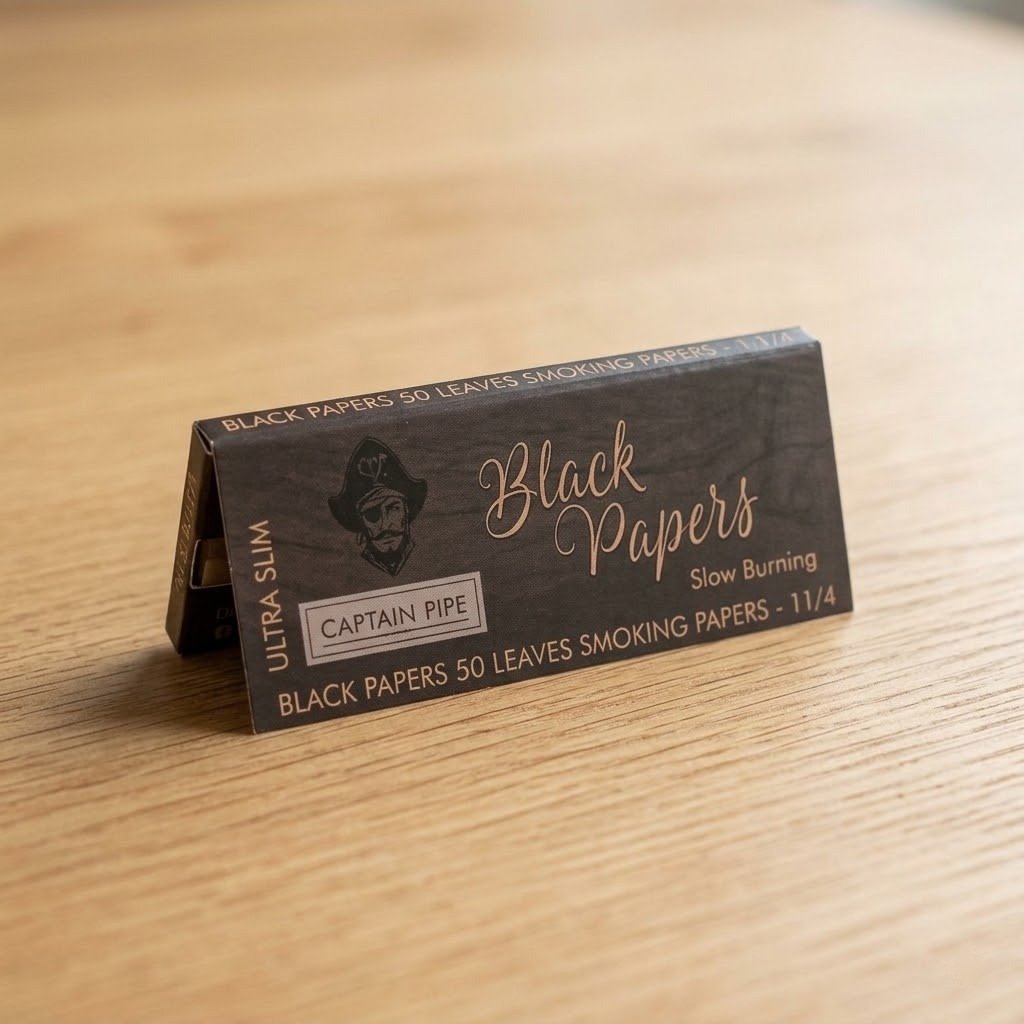 Cueros Papeles Captain Pipe Black #9 sobre una mesa de madera