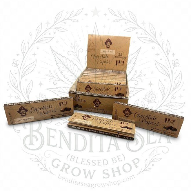 Cueros Papeles Captain Pipe Chocolate #9: librillos y caja exhibidora, sobre fondo blanco