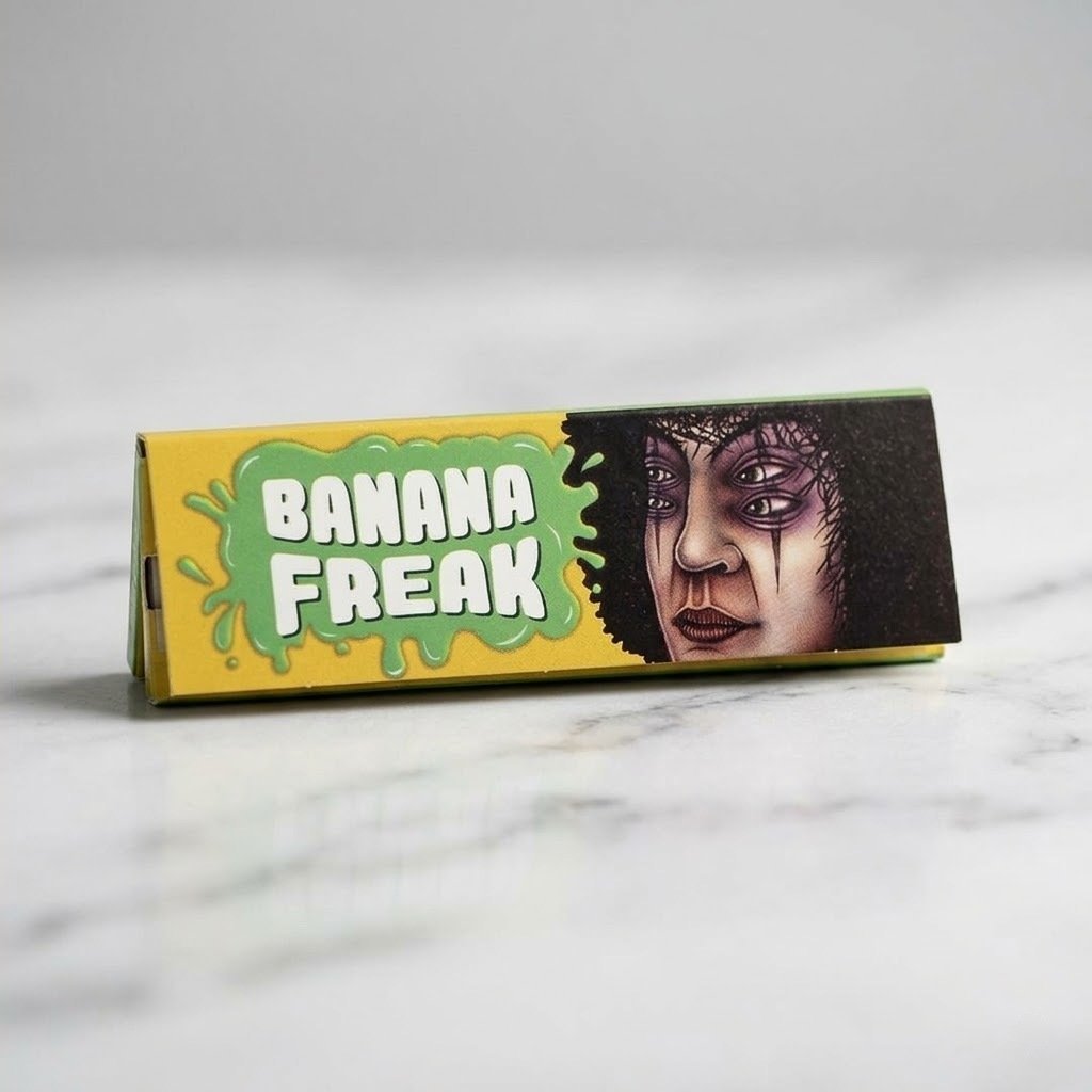 Cueros Papeles Lion Rolling Circus Banana Freak #9 sobre una superficie de mármol blanco