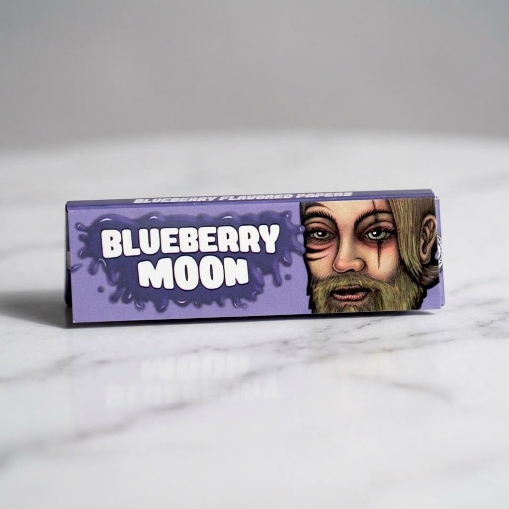 Cueros Papeles Lion Rolling Circus Blueberry #9 sobre una superficie de mármol blanco