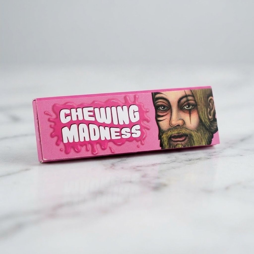 Cueros Papeles Lion Rolling Circus Chewing Madness #9 sobre una superficie de mármol blanco