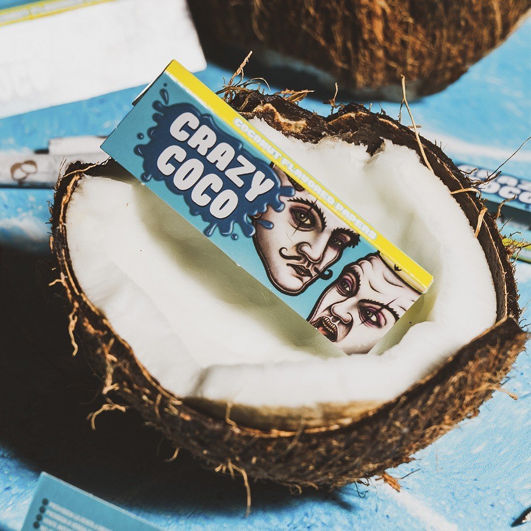 Cueros Papeles Lion Rolling Circus Crazy Coco #9 dentro de medio coco