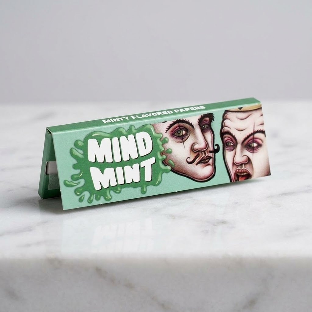 Cueros Papeles Lion Rolling Circus Mind Mint #9 sobre una superficie de mármol blanco