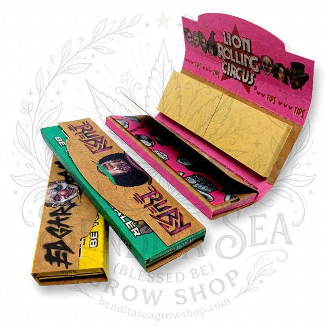 Cueros Papeles Lion Rolling Circus Unbleached #9 + Tips: librillos abiertos con sus tips, sobre fondo blanco