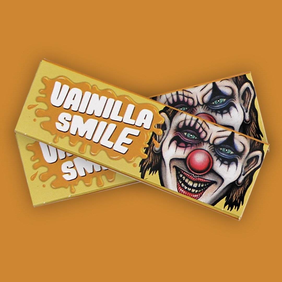 Cueros Papeles Lion Rolling Circus Vainilla #9: dos librillos sobre un fondo mostaza