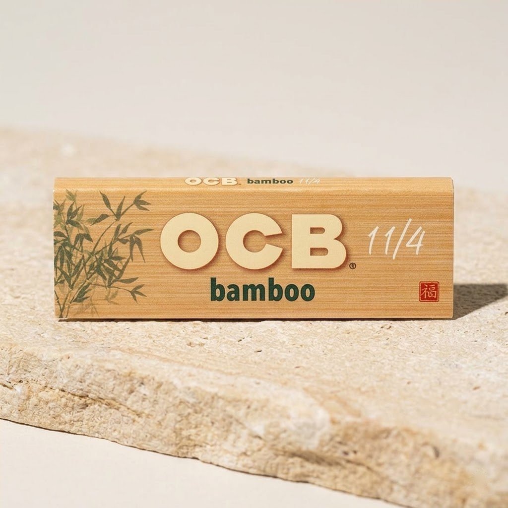 Cueros Papeles OCB Bamboo #9 sobre un bloque de piedra clara