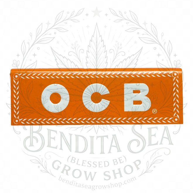 Cueros Papeles OCB Orange #7 en su librillo cerrado, sobre fondo blanco
