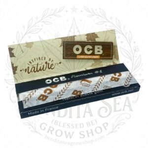 Cueros Papeles OCB Premium #7 junto a un librillo OCB Virgin, sobre fondo blanco