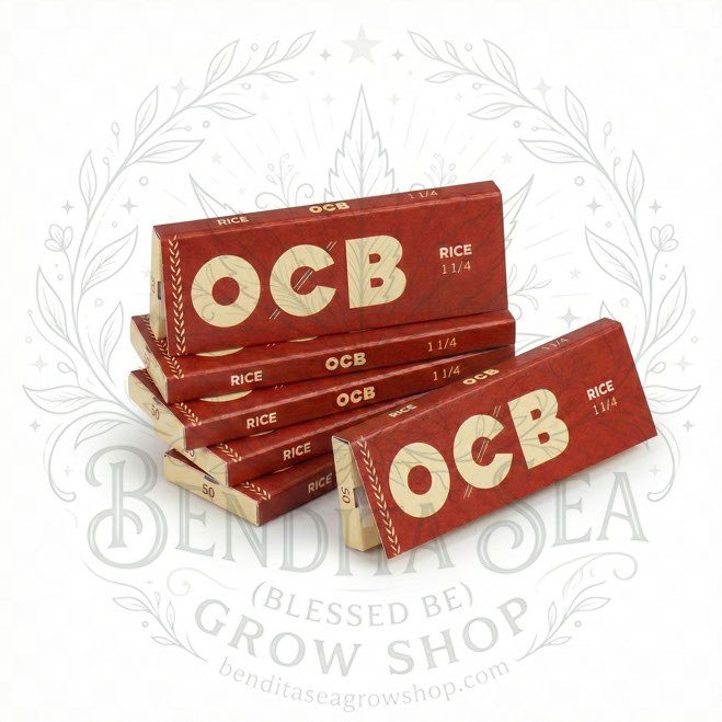 Cueros Papeles OCB Rice #9: librillos de papel de arroz apilados, sobre fondo blanco