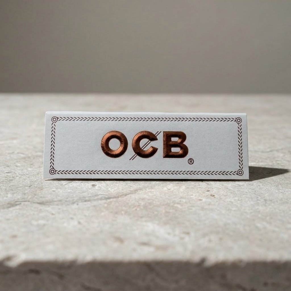 Cueros Papeles OCB White N1 Formato Español #7 sobre un bloque de piedra clara