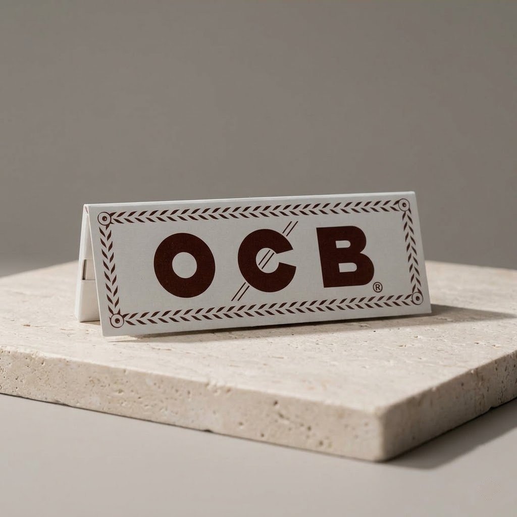 Cueros Papeles OCB White N1 Formato Español #9 sobre un bloque de piedra clara