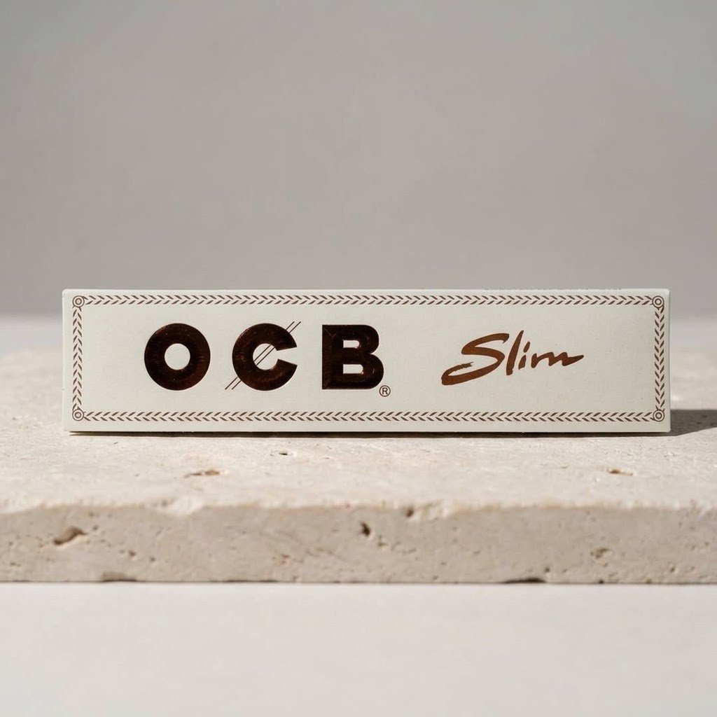 Cueros Papeles OCB No. 1 Formato Español Slim sobre un bloque de piedra clara