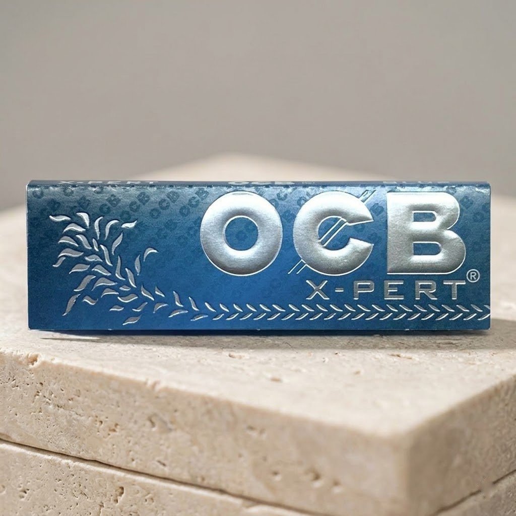 Cueros Papeles OCB X-Pert Blue #7 sobre un bloque de piedra clara
