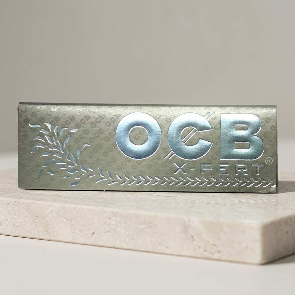 Cueros Papeles OCB X-Pert Silver #9 sobre un bloque de piedra clara
