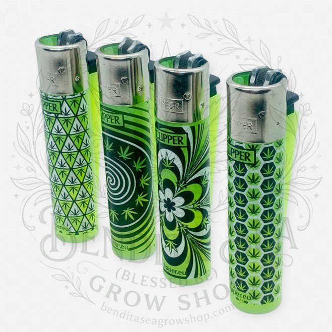 Encendedor Clipper Recargable x4: cuatro encendedores verdes, sobre fondo blanco