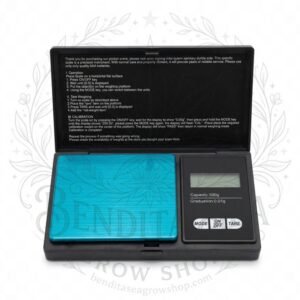 Gramera digital de 500 gramos abierta, con la tapa levantada, vista de frente