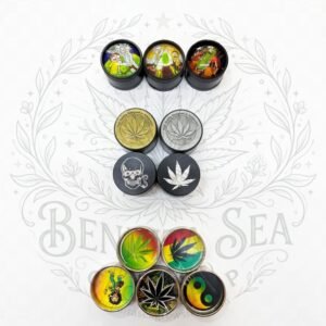 Grinder Mini Metálico: grinders de varios diseños, sobre fondo blanco