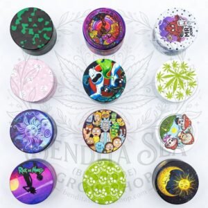Grinder Pequeño Metálico: grinders de varios diseños, sobre fondo blanco