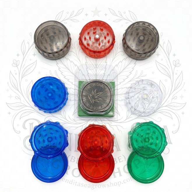 Grinder Pequeño Plástico: grinders de colores, sobre fondo blanco