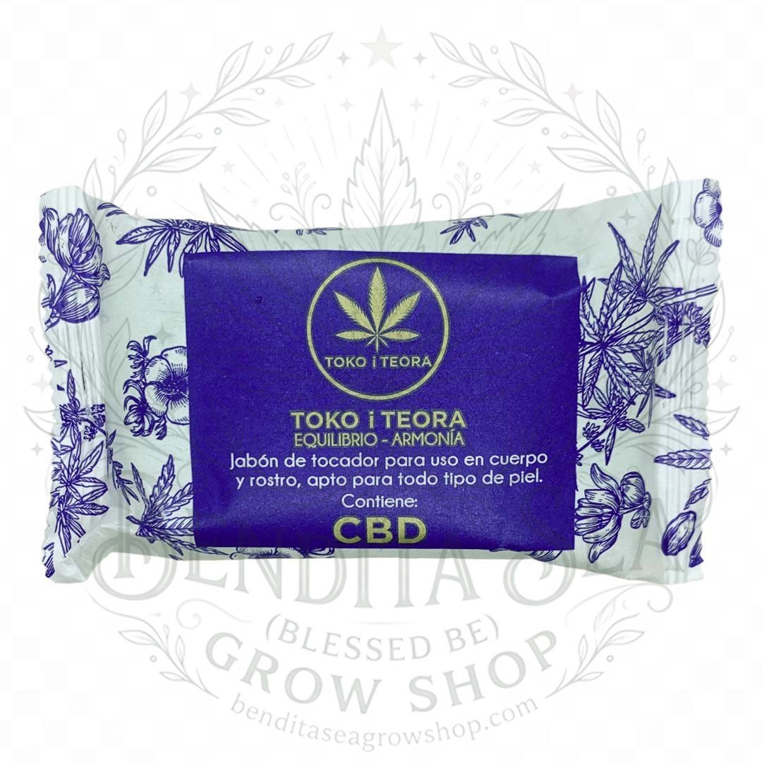 Jabón Corporal CBD Toko i Teora 120g: barra en su empaque, vista de frente, sobre fondo blanco