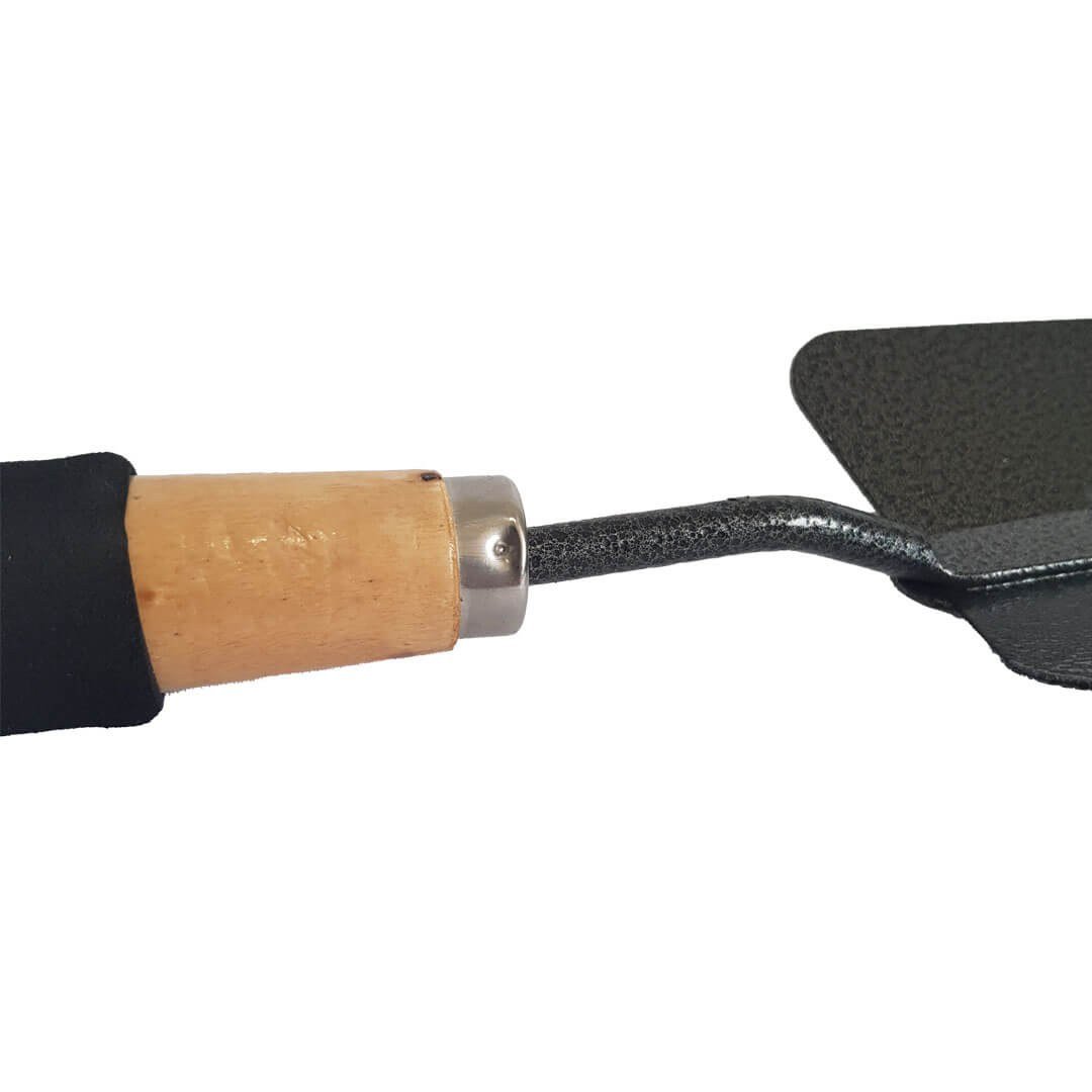 Detalle del mango de madera y la empuñadura de la pala pequeña