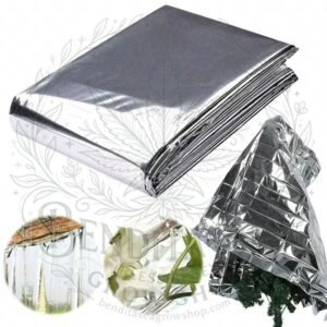 Papel reflectivo mylar plateado, una lámina doblada y otra extendida, sobre fondo blanco