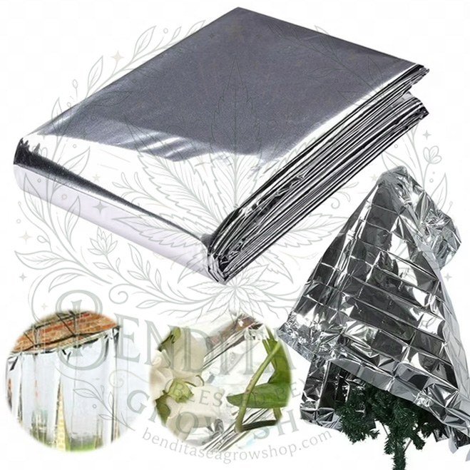 Papel reflectivo mylar plateado, una lámina doblada y otra extendida, sobre fondo blanco