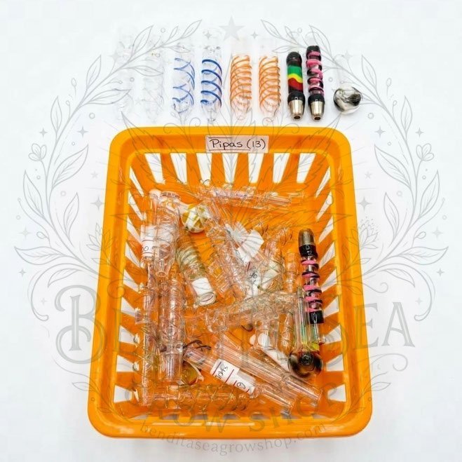 Pipas (13): canasta de pipas de vidrio en espiral, sobre fondo blanco