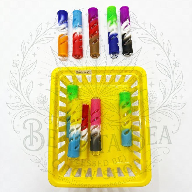 Pipas (14): canasta de pipas de vidrio con funda de silicona, sobre fondo blanco