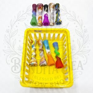 Pipas (16): canasta de pipas de silicona y vidrio, sobre fondo blanco