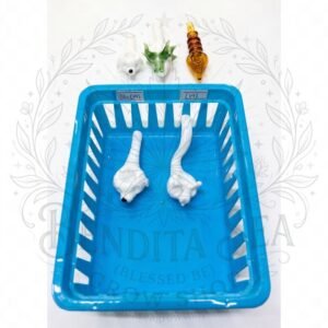 Pipas (19): canasta de pipas de vidrio con figuras, sobre fondo blanco