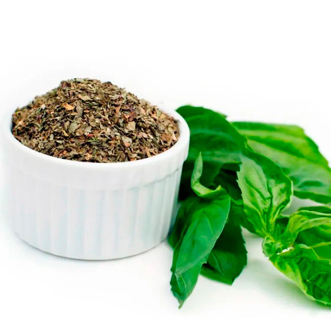 Semillas de Albahaca Fina Verde Fercon: cuenco con albahaca seca y hojas frescas de albahaca sobre fondo blanco
