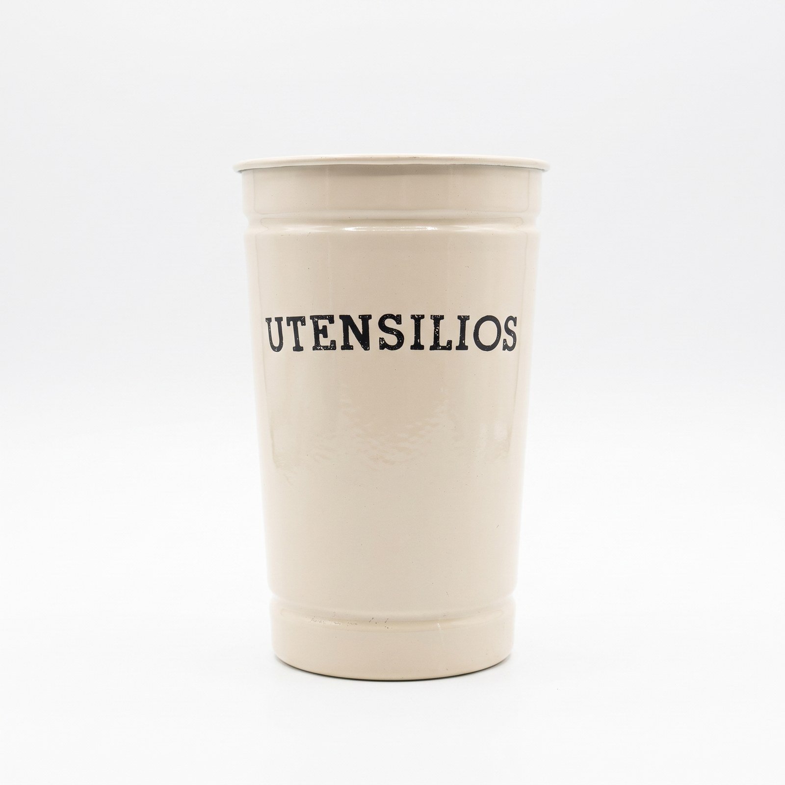 Tarro utensilios metálico esmaltado de 1 litro sobre fondo blanco